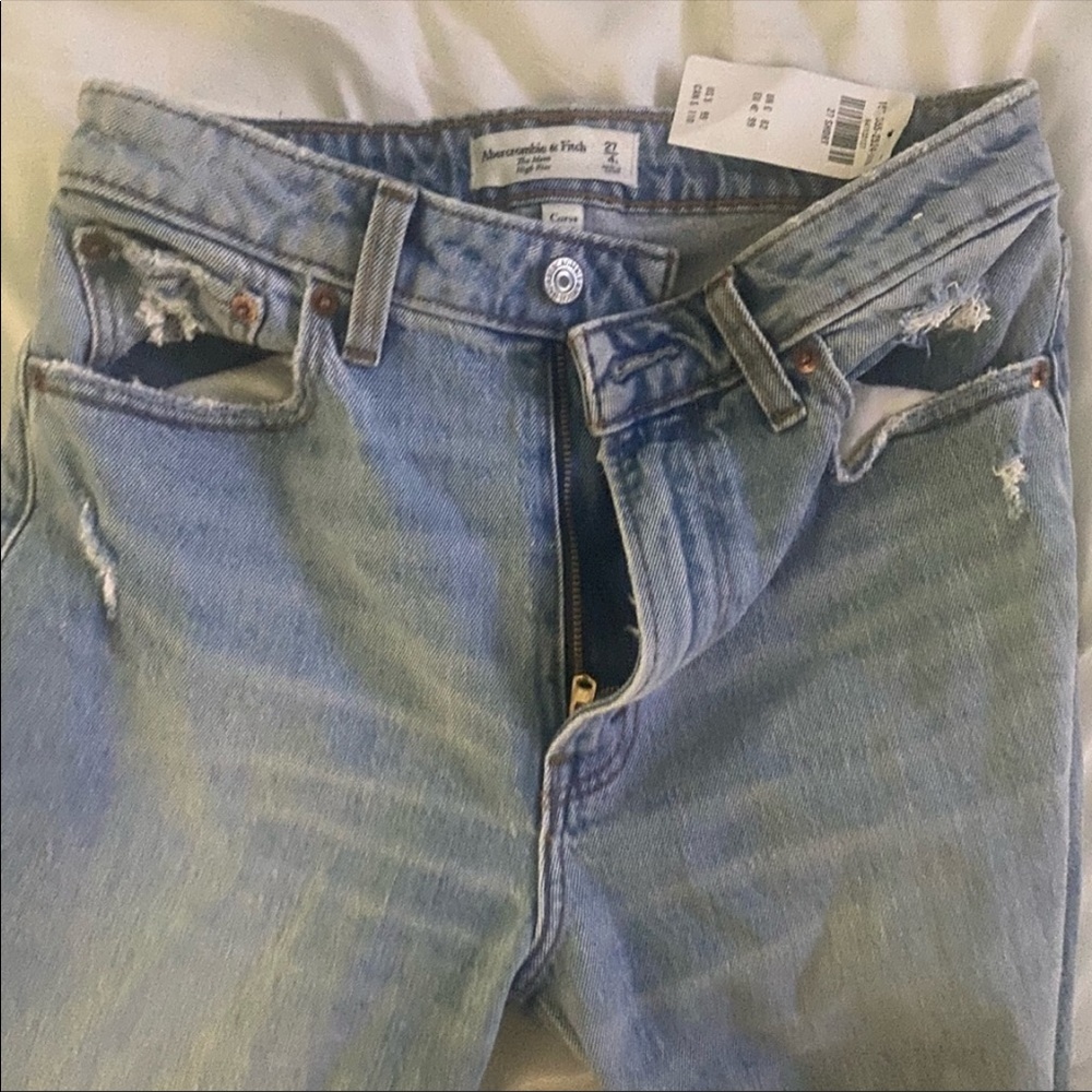 NWT Abercrombie Curve Love High Rise Mom Jean 27s